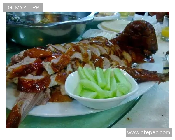 外国足球巨星亲身体验北京烤鸭美味 揭秘他们的美食之旅 外国足球巨星亲身体验北京烤鸭美味 揭秘他们的美食之旅