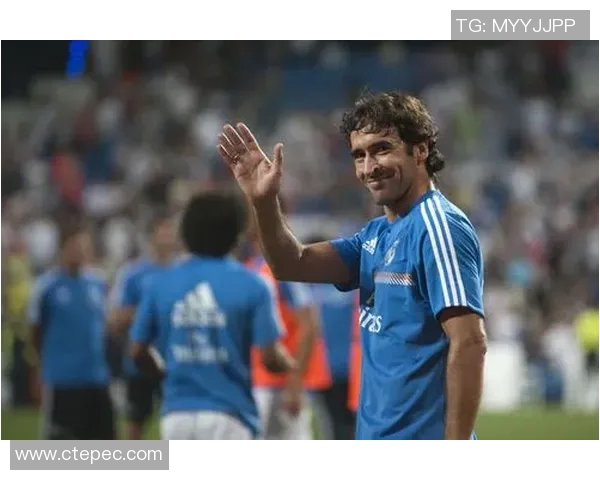 足球三大球星精彩瞬间合集揭秘球场英雄风采与荣耀