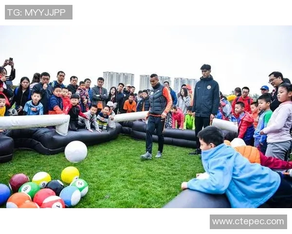 小球迷与球星同场竞技展风采激烈足球比赛上演梦想对决 小球迷与球星同场竞技展风采激烈足球比赛上演梦想对决